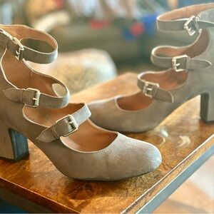 Barely worn Adorable suede triple buckle suede shoes SZ 7